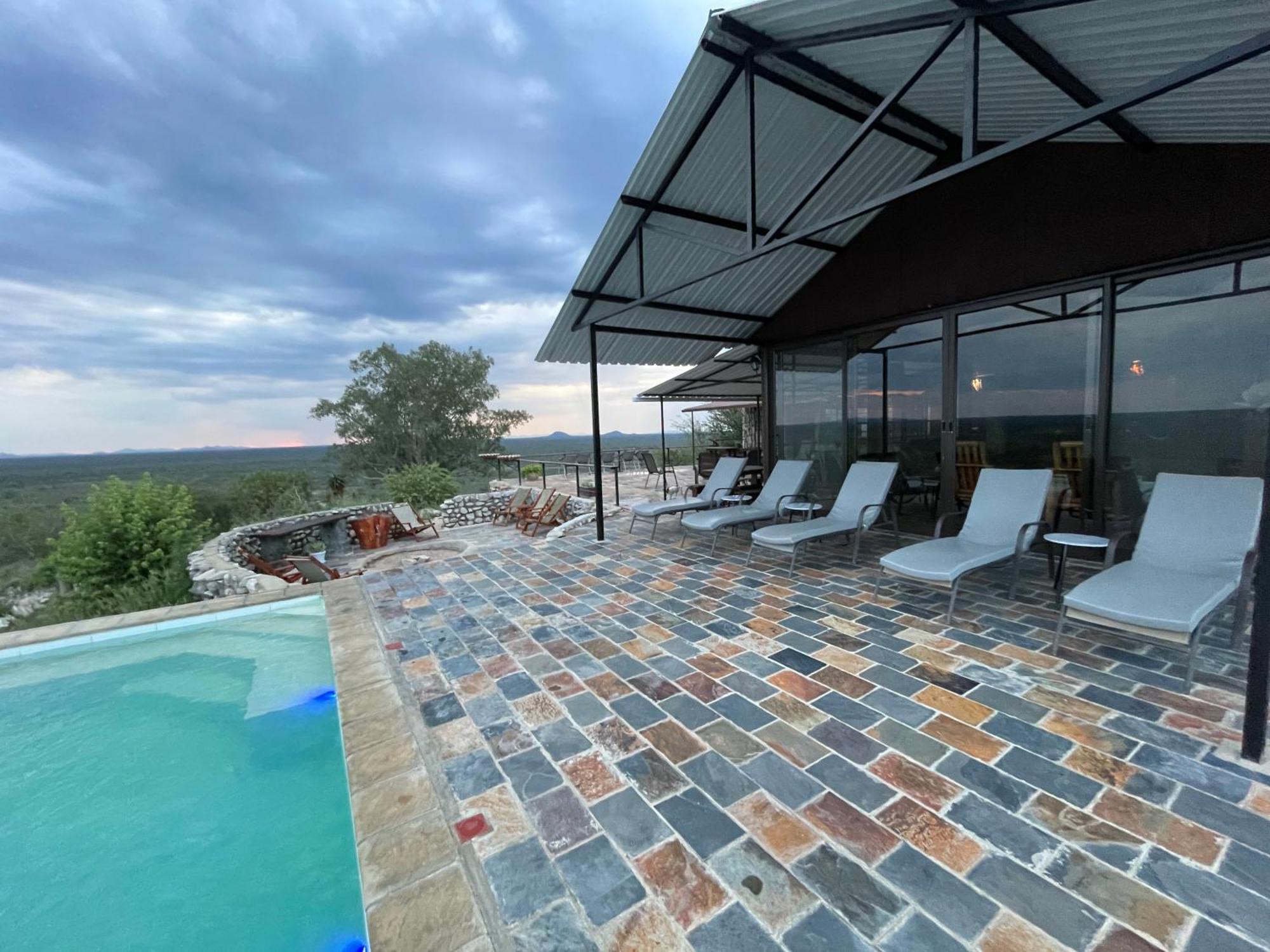 Aloegrove Safari Lodge Otjiwarongo Exteriör bild